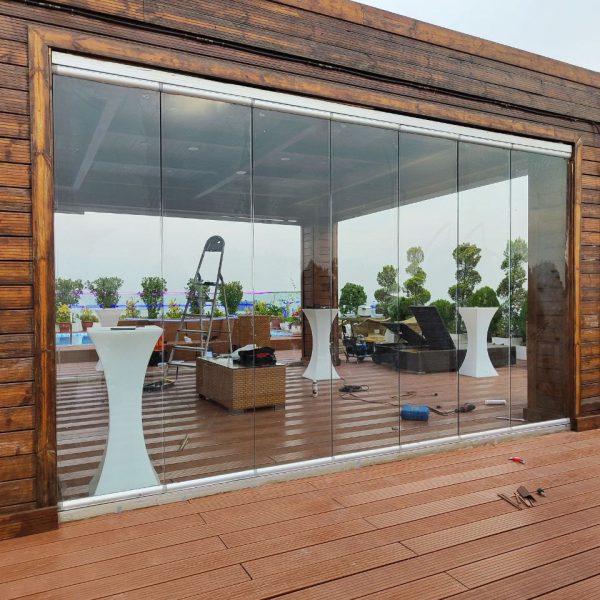 دیوار شیشه ای